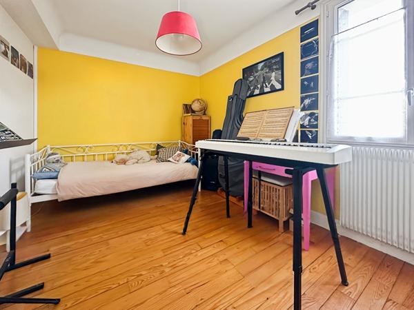 Triplex lumineux avec terrasse  garage et buanderie vendu avec un studio indépendant