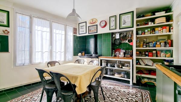 Triplex lumineux avec terrasse  garage et buanderie vendu avec un studio indépendant