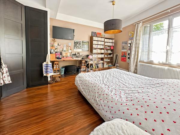 Triplex lumineux avec terrasse  garage et buanderie vendu avec un studio indépendant