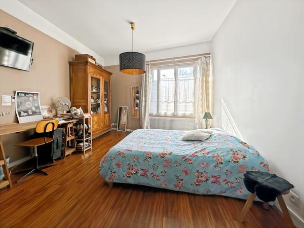 Triplex lumineux avec terrasse  garage et buanderie vendu avec un studio indépendant