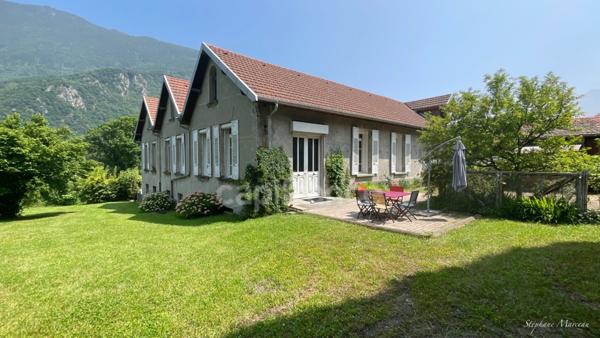 SAVOIE (73), à vendre vallée de La Maurienne, maison atypique (ancienne usine), P12 de 450m², terrain 3500m², Gîte