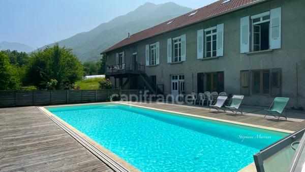 SAVOIE (73), à vendre vallée de La Maurienne, maison atypique (ancienne usine), P12 de 450m², terrain 3500m², Gîte