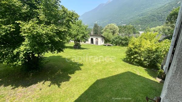 SAVOIE (73), à vendre vallée de La Maurienne, maison atypique (ancienne usine), P12 de 450m², terrain 3500m², Gîte