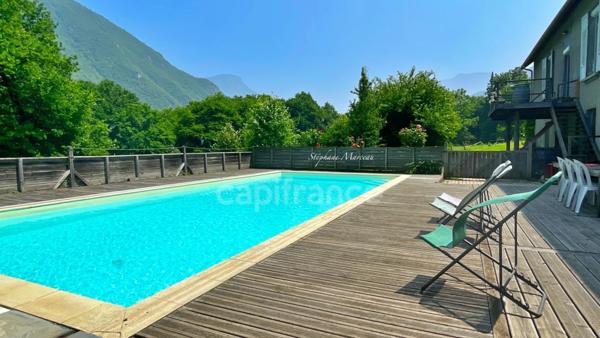 SAVOIE (73), à vendre vallée de La Maurienne, maison atypique (ancienne usine), P12 de 450m², terrain 3500m², Gîte