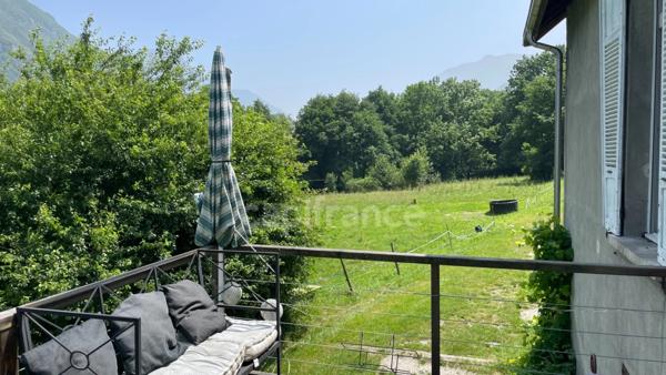 SAVOIE (73), à vendre vallée de La Maurienne, maison atypique (ancienne usine), P12 de 450m², terrain 3500m², Gîte