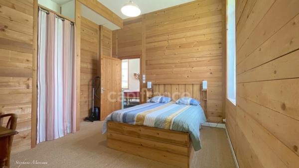 SAVOIE (73), à vendre vallée de La Maurienne, maison atypique (ancienne usine), P12 de 450m², terrain 3500m², Gîte