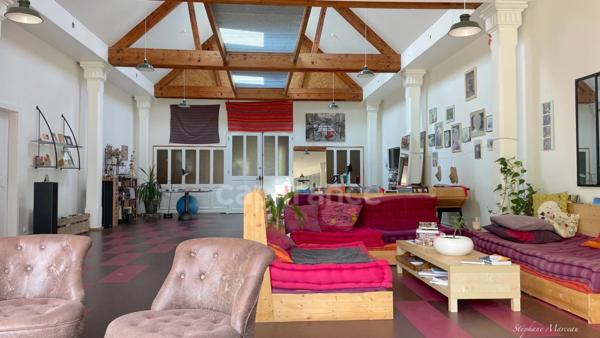 SAVOIE (73), à vendre vallée de La Maurienne, maison atypique (ancienne usine), P12 de 450m², terrain 3500m², Gîte