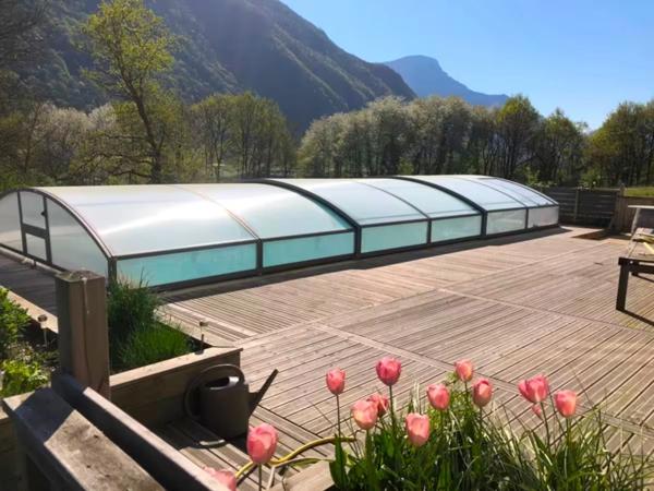 SAVOIE (73), à vendre vallée de La Maurienne, maison atypique (ancienne usine), P12 de 450m², terrain 3500m², Gîte