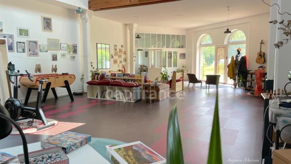 SAVOIE (73), à vendre vallée de La Maurienne, maison atypique (ancienne usine), P12 de 450m², terrain 3500m², Gîte