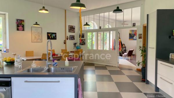 SAVOIE (73), à vendre vallée de La Maurienne, maison atypique (ancienne usine), P12 de 450m², terrain 3500m², Gîte