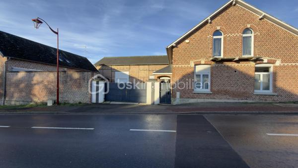Propriété de caractère avec plus d’un hectare de terrain à 5 minutes de Saint-Quentin

À seulement quelques minutes de Saint-Quentin, découvrez cette magnifique propriété offrant un cadre de vie exceptionnel, au calme, sans renoncer à la proximité immédiate des commodités.

Derrière son portail, cette demeure développe environ 225 m² habitables et s’implante sur plus d’un hectare de terrain, un véritable privilège pour les amoureux de nature, d’espace et de tranquillité.

Dès l’entrée, vous serez séduits par les volumes généreux et la luminosité des pièces. Le rez-de-chaussée propose une vaste pièce de vie chaleureuse avec cheminée, idéale pour recevoir famille et amis, une grande cuisine aménagée et équipée, une suite parentale, une salle de bain, un WC indépendant ainsi qu’une pièce supplémentaire pouvant devenir chambre, bureau ou espace loisirs selon vos besoins.

À l’étage, un superbe palier cathédrale distribue deux grandes chambres, un dressing et une seconde salle de bain.

À l’extérieur, la propriété révèle tout son potentiel. Le terrain de plus de 11 000 m² offre de multiples possibilités : chevaux, animaux, projet familial, piscine, potager ou simplement le plaisir de profiter d’un environnement privilégié à l’abri des regards.

Les dépendances complètent parfaitement l’ensemble et permettront d’accueillir une activité professionnelle, un atelier, du stockage, des véhicules de collection ou tout autre projet nécessitant de l’espace.

Rare sur le secteur, cette propriété séduira les acquéreurs à la recherche d’un véritable havre de paix, tout en restant à moins de 5 minutes des commerces, écoles et axes principaux.

Une visite suffit pour comprendre le caractère unique de ce bien.