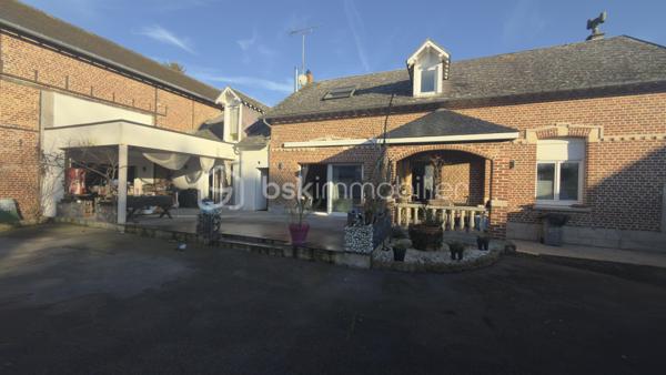 Propriété de caractère avec plus d’un hectare de terrain à 5 minutes de Saint-Quentin

À seulement quelques minutes de Saint-Quentin, découvrez cette magnifique propriété offrant un cadre de vie exceptionnel, au calme, sans renoncer à la proximité immédiate des commodités.

Derrière son portail, cette demeure développe environ 225 m² habitables et s’implante sur plus d’un hectare de terrain, un véritable privilège pour les amoureux de nature, d’espace et de tranquillité.

Dès l’entrée, vous serez séduits par les volumes généreux et la luminosité des pièces. Le rez-de-chaussée propose une vaste pièce de vie chaleureuse avec cheminée, idéale pour recevoir famille et amis, une grande cuisine aménagée et équipée, une suite parentale, une salle de bain, un WC indépendant ainsi qu’une pièce supplémentaire pouvant devenir chambre, bureau ou espace loisirs selon vos besoins.

À l’étage, un superbe palier cathédrale distribue deux grandes chambres, un dressing et une seconde salle de bain.

À l’extérieur, la propriété révèle tout son potentiel. Le terrain de plus de 11 000 m² offre de multiples possibilités : chevaux, animaux, projet familial, piscine, potager ou simplement le plaisir de profiter d’un environnement privilégié à l’abri des regards.

Les dépendances complètent parfaitement l’ensemble et permettront d’accueillir une activité professionnelle, un atelier, du stockage, des véhicules de collection ou tout autre projet nécessitant de l’espace.

Rare sur le secteur, cette propriété séduira les acquéreurs à la recherche d’un véritable havre de paix, tout en restant à moins de 5 minutes des commerces, écoles et axes principaux.

Une visite suffit pour comprendre le caractère unique de ce bien.