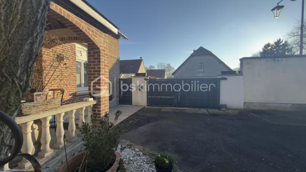 Propriété de caractère avec plus d’un hectare de terrain à 5 minutes de Saint-Quentin

À seulement quelques minutes de Saint-Quentin, découvrez cette magnifique propriété offrant un cadre de vie exceptionnel, au calme, sans renoncer à la proximité immédiate des commodités.

Derrière son portail, cette demeure développe environ 225 m² habitables et s’implante sur plus d’un hectare de terrain, un véritable privilège pour les amoureux de nature, d’espace et de tranquillité.

Dès l’entrée, vous serez séduits par les volumes généreux et la luminosité des pièces. Le rez-de-chaussée propose une vaste pièce de vie chaleureuse avec cheminée, idéale pour recevoir famille et amis, une grande cuisine aménagée et équipée, une suite parentale, une salle de bain, un WC indépendant ainsi qu’une pièce supplémentaire pouvant devenir chambre, bureau ou espace loisirs selon vos besoins.

À l’étage, un superbe palier cathédrale distribue deux grandes chambres, un dressing et une seconde salle de bain.

À l’extérieur, la propriété révèle tout son potentiel. Le terrain de plus de 11 000 m² offre de multiples possibilités : chevaux, animaux, projet familial, piscine, potager ou simplement le plaisir de profiter d’un environnement privilégié à l’abri des regards.

Les dépendances complètent parfaitement l’ensemble et permettront d’accueillir une activité professionnelle, un atelier, du stockage, des véhicules de collection ou tout autre projet nécessitant de l’espace.

Rare sur le secteur, cette propriété séduira les acquéreurs à la recherche d’un véritable havre de paix, tout en restant à moins de 5 minutes des commerces, écoles et axes principaux.

Une visite suffit pour comprendre le caractère unique de ce bien.