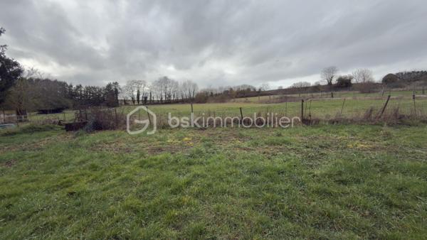 Propriété de caractère avec plus d’un hectare de terrain à 5 minutes de Saint-Quentin

À seulement quelques minutes de Saint-Quentin, découvrez cette magnifique propriété offrant un cadre de vie exceptionnel, au calme, sans renoncer à la proximité immédiate des commodités.

Derrière son portail, cette demeure développe environ 225 m² habitables et s’implante sur plus d’un hectare de terrain, un véritable privilège pour les amoureux de nature, d’espace et de tranquillité.

Dès l’entrée, vous serez séduits par les volumes généreux et la luminosité des pièces. Le rez-de-chaussée propose une vaste pièce de vie chaleureuse avec cheminée, idéale pour recevoir famille et amis, une grande cuisine aménagée et équipée, une suite parentale, une salle de bain, un WC indépendant ainsi qu’une pièce supplémentaire pouvant devenir chambre, bureau ou espace loisirs selon vos besoins.

À l’étage, un superbe palier cathédrale distribue deux grandes chambres, un dressing et une seconde salle de bain.

À l’extérieur, la propriété révèle tout son potentiel. Le terrain de plus de 11 000 m² offre de multiples possibilités : chevaux, animaux, projet familial, piscine, potager ou simplement le plaisir de profiter d’un environnement privilégié à l’abri des regards.

Les dépendances complètent parfaitement l’ensemble et permettront d’accueillir une activité professionnelle, un atelier, du stockage, des véhicules de collection ou tout autre projet nécessitant de l’espace.

Rare sur le secteur, cette propriété séduira les acquéreurs à la recherche d’un véritable havre de paix, tout en restant à moins de 5 minutes des commerces, écoles et axes principaux.

Une visite suffit pour comprendre le caractère unique de ce bien.