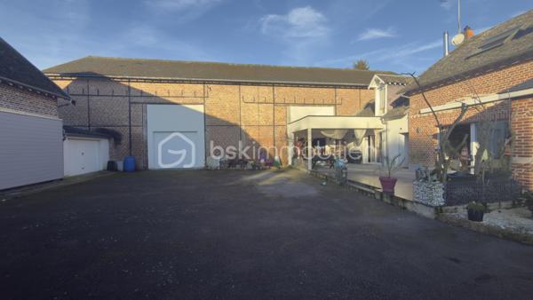 Propriété de caractère avec plus d’un hectare de terrain à 5 minutes de Saint-Quentin

À seulement quelques minutes de Saint-Quentin, découvrez cette magnifique propriété offrant un cadre de vie exceptionnel, au calme, sans renoncer à la proximité immédiate des commodités.

Derrière son portail, cette demeure développe environ 225 m² habitables et s’implante sur plus d’un hectare de terrain, un véritable privilège pour les amoureux de nature, d’espace et de tranquillité.

Dès l’entrée, vous serez séduits par les volumes généreux et la luminosité des pièces. Le rez-de-chaussée propose une vaste pièce de vie chaleureuse avec cheminée, idéale pour recevoir famille et amis, une grande cuisine aménagée et équipée, une suite parentale, une salle de bain, un WC indépendant ainsi qu’une pièce supplémentaire pouvant devenir chambre, bureau ou espace loisirs selon vos besoins.

À l’étage, un superbe palier cathédrale distribue deux grandes chambres, un dressing et une seconde salle de bain.

À l’extérieur, la propriété révèle tout son potentiel. Le terrain de plus de 11 000 m² offre de multiples possibilités : chevaux, animaux, projet familial, piscine, potager ou simplement le plaisir de profiter d’un environnement privilégié à l’abri des regards.

Les dépendances complètent parfaitement l’ensemble et permettront d’accueillir une activité professionnelle, un atelier, du stockage, des véhicules de collection ou tout autre projet nécessitant de l’espace.

Rare sur le secteur, cette propriété séduira les acquéreurs à la recherche d’un véritable havre de paix, tout en restant à moins de 5 minutes des commerces, écoles et axes principaux.

Une visite suffit pour comprendre le caractère unique de ce bien.