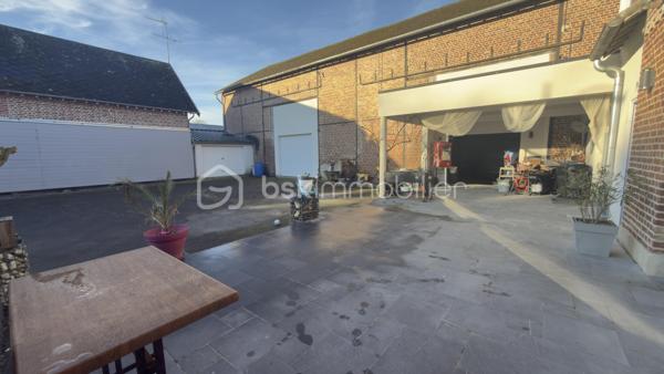Propriété de caractère avec plus d’un hectare de terrain à 5 minutes de Saint-Quentin

À seulement quelques minutes de Saint-Quentin, découvrez cette magnifique propriété offrant un cadre de vie exceptionnel, au calme, sans renoncer à la proximité immédiate des commodités.

Derrière son portail, cette demeure développe environ 225 m² habitables et s’implante sur plus d’un hectare de terrain, un véritable privilège pour les amoureux de nature, d’espace et de tranquillité.

Dès l’entrée, vous serez séduits par les volumes généreux et la luminosité des pièces. Le rez-de-chaussée propose une vaste pièce de vie chaleureuse avec cheminée, idéale pour recevoir famille et amis, une grande cuisine aménagée et équipée, une suite parentale, une salle de bain, un WC indépendant ainsi qu’une pièce supplémentaire pouvant devenir chambre, bureau ou espace loisirs selon vos besoins.

À l’étage, un superbe palier cathédrale distribue deux grandes chambres, un dressing et une seconde salle de bain.

À l’extérieur, la propriété révèle tout son potentiel. Le terrain de plus de 11 000 m² offre de multiples possibilités : chevaux, animaux, projet familial, piscine, potager ou simplement le plaisir de profiter d’un environnement privilégié à l’abri des regards.

Les dépendances complètent parfaitement l’ensemble et permettront d’accueillir une activité professionnelle, un atelier, du stockage, des véhicules de collection ou tout autre projet nécessitant de l’espace.

Rare sur le secteur, cette propriété séduira les acquéreurs à la recherche d’un véritable havre de paix, tout en restant à moins de 5 minutes des commerces, écoles et axes principaux.

Une visite suffit pour comprendre le caractère unique de ce bien.