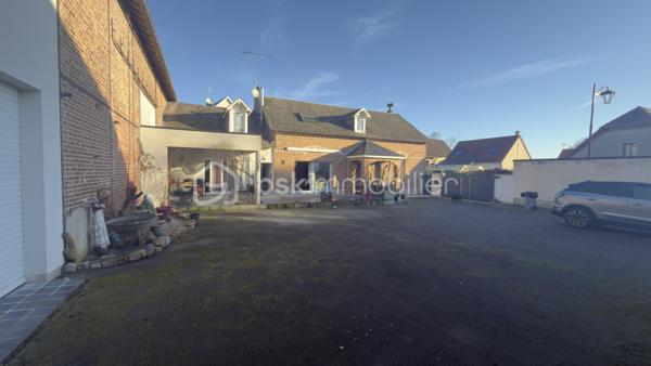 Propriété de caractère avec plus d’un hectare de terrain à 5 minutes de Saint-Quentin

À seulement quelques minutes de Saint-Quentin, découvrez cette magnifique propriété offrant un cadre de vie exceptionnel, au calme, sans renoncer à la proximité immédiate des commodités.

Derrière son portail, cette demeure développe environ 225 m² habitables et s’implante sur plus d’un hectare de terrain, un véritable privilège pour les amoureux de nature, d’espace et de tranquillité.

Dès l’entrée, vous serez séduits par les volumes généreux et la luminosité des pièces. Le rez-de-chaussée propose une vaste pièce de vie chaleureuse avec cheminée, idéale pour recevoir famille et amis, une grande cuisine aménagée et équipée, une suite parentale, une salle de bain, un WC indépendant ainsi qu’une pièce supplémentaire pouvant devenir chambre, bureau ou espace loisirs selon vos besoins.

À l’étage, un superbe palier cathédrale distribue deux grandes chambres, un dressing et une seconde salle de bain.

À l’extérieur, la propriété révèle tout son potentiel. Le terrain de plus de 11 000 m² offre de multiples possibilités : chevaux, animaux, projet familial, piscine, potager ou simplement le plaisir de profiter d’un environnement privilégié à l’abri des regards.

Les dépendances complètent parfaitement l’ensemble et permettront d’accueillir une activité professionnelle, un atelier, du stockage, des véhicules de collection ou tout autre projet nécessitant de l’espace.

Rare sur le secteur, cette propriété séduira les acquéreurs à la recherche d’un véritable havre de paix, tout en restant à moins de 5 minutes des commerces, écoles et axes principaux.

Une visite suffit pour comprendre le caractère unique de ce bien.