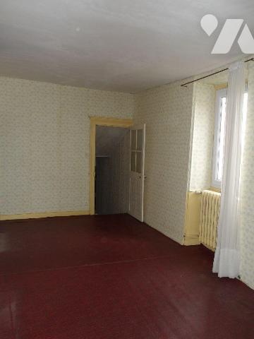 A BOUSSAC (23) CREUSE, A vendre maison ancienne en pierres de granit dans le quartier historiqu...