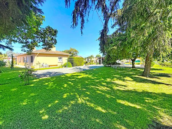VILLA DE PLAIN-PIED ENTIÈREMENT RÉNOVÉE ET AU CALME ABSOLU SUR UN MAGNIFIQUE TERRAIN DE 1766 M² À VERNIOLLE !