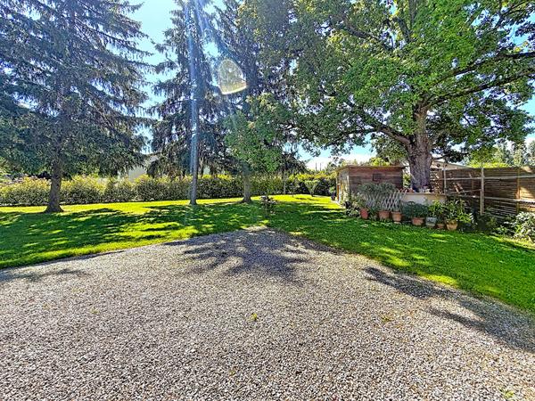 VILLA DE PLAIN-PIED ENTIÈREMENT RÉNOVÉE ET AU CALME ABSOLU SUR UN MAGNIFIQUE TERRAIN DE 1766 M² À VERNIOLLE !