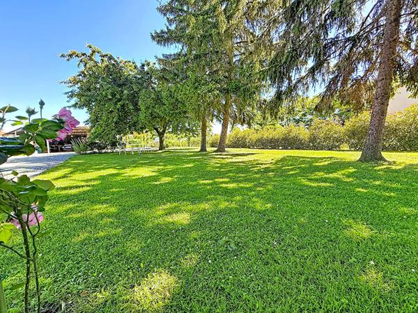 VILLA DE PLAIN-PIED ENTIÈREMENT RÉNOVÉE ET AU CALME ABSOLU SUR UN MAGNIFIQUE TERRAIN DE 1766 M² À VERNIOLLE !