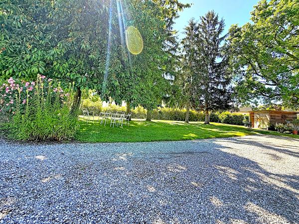 VILLA DE PLAIN-PIED ENTIÈREMENT RÉNOVÉE ET AU CALME ABSOLU SUR UN MAGNIFIQUE TERRAIN DE 1766 M² À VERNIOLLE !