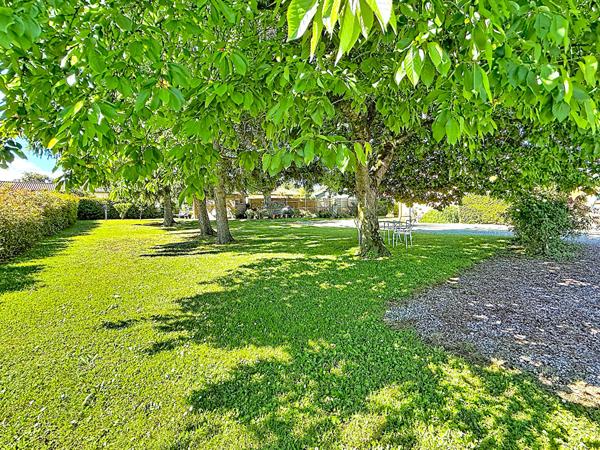 VILLA DE PLAIN-PIED ENTIÈREMENT RÉNOVÉE ET AU CALME ABSOLU SUR UN MAGNIFIQUE TERRAIN DE 1766 M² À VERNIOLLE !