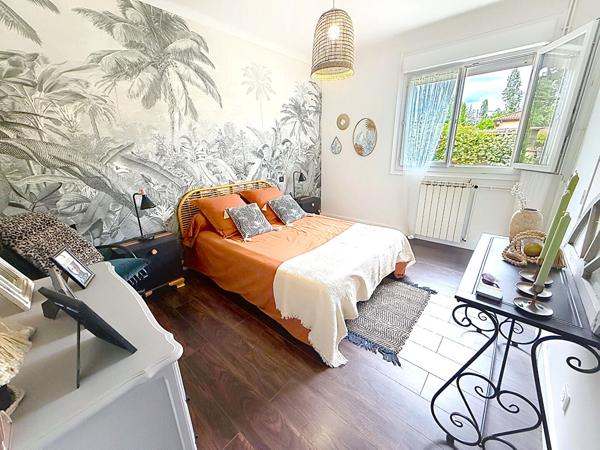 VILLA DE PLAIN-PIED ENTIÈREMENT RÉNOVÉE ET AU CALME ABSOLU SUR UN MAGNIFIQUE TERRAIN DE 1766 M² À VERNIOLLE !