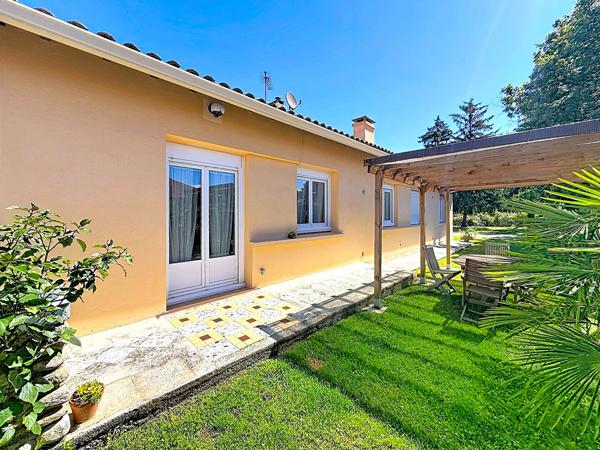VILLA DE PLAIN-PIED ENTIÈREMENT RÉNOVÉE ET AU CALME ABSOLU SUR UN MAGNIFIQUE TERRAIN DE 1766 M² À VERNIOLLE !