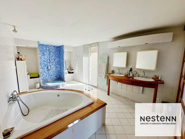 Lansargues , Batisse de 283 m² avec piscine et jardin sans vis a vis.