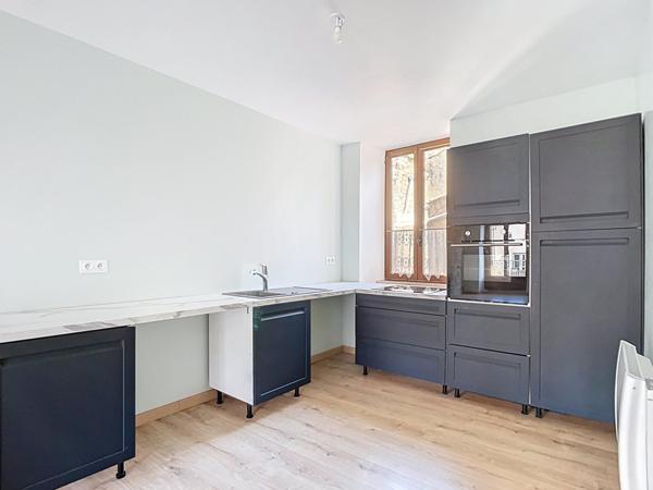 Vivre & Travailler à Roujan : Maison + Local Commercial