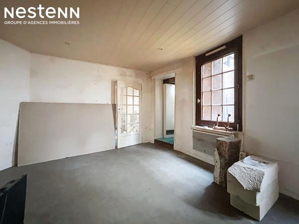 Maison Les Ponts De Cé avec locataire au 1er étage et rez de chaussée à rénover + cour