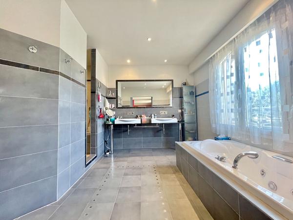 Villa Saint Raphael 5 pièces 200 m2 disposant d' un garage double