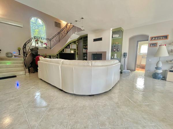 Villa Saint Raphael 5 pièces 200 m2 disposant d' un garage double