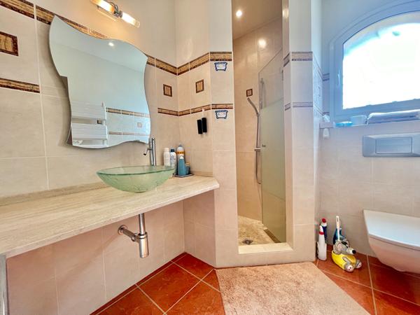 Villa Saint Raphael 5 pièces 200 m2 disposant d' un garage double