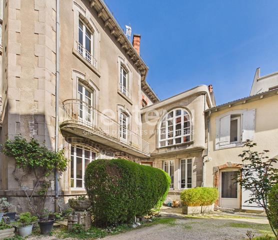A vendre à Aurillac, centre ville République, maison bourgeoise de type 6 d'environ 220 m² avec terrasses et garage.