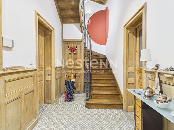 A vendre à Aurillac, centre ville République, maison bourgeoise de type 6 d'environ 220 m² avec terrasses et garage.