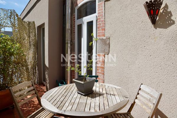 A vendre à Aurillac, centre ville République, maison bourgeoise de type 6 d'environ 220 m² avec terrasses et garage.