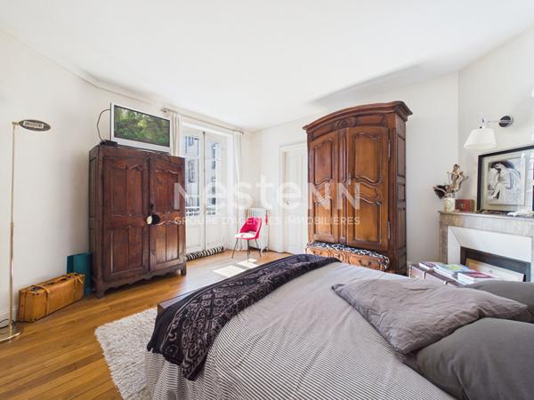 A vendre à Aurillac, centre ville République, maison bourgeoise de type 6 d'environ 220 m² avec terrasses et garage.