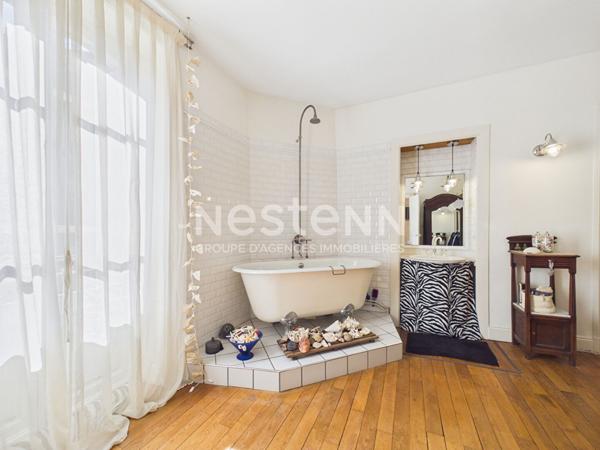 A vendre à Aurillac, centre ville République, maison bourgeoise de type 6 d'environ 220 m² avec terrasses et garage.