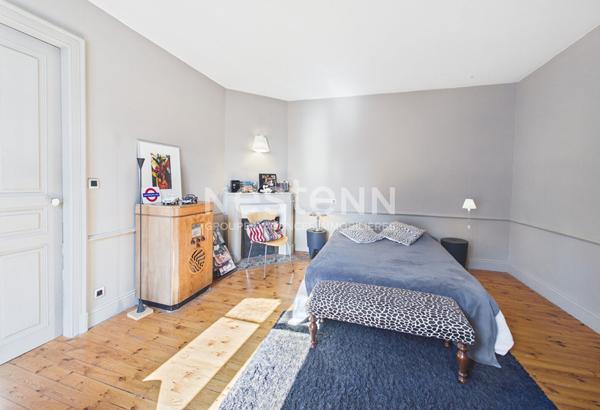 A vendre à Aurillac, centre ville République, maison bourgeoise de type 6 d'environ 220 m² avec terrasses et garage.