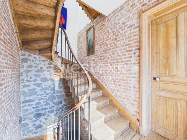 A vendre à Aurillac, centre ville République, maison bourgeoise de type 6 d'environ 220 m² avec terrasses et garage.
