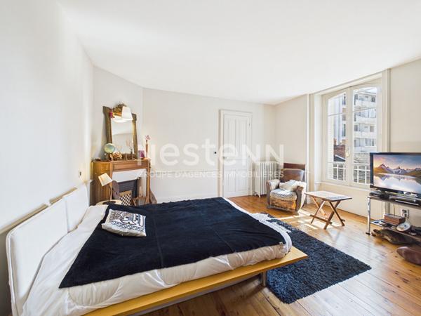 A vendre à Aurillac, centre ville République, maison bourgeoise de type 6 d'environ 220 m² avec terrasses et garage.