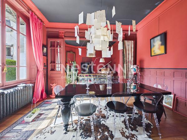 A vendre à Aurillac, centre ville République, maison bourgeoise de type 6 d'environ 220 m² avec terrasses et garage.
