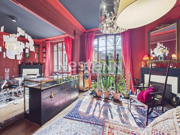 A vendre à Aurillac, centre ville République, maison bourgeoise de type 6 d'environ 220 m² avec terrasses et garage.