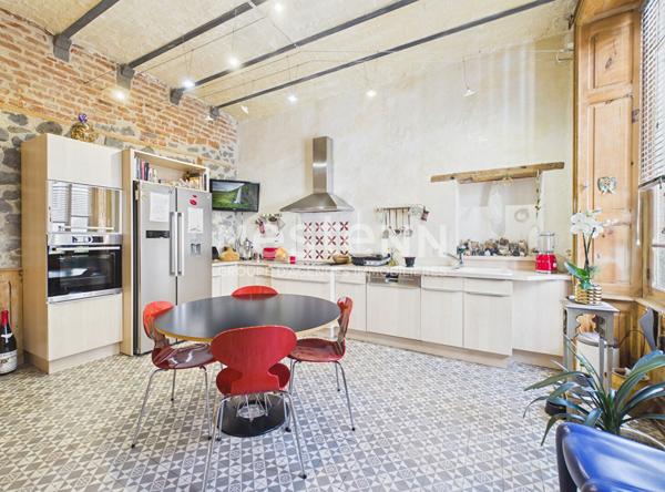 A vendre à Aurillac, centre ville République, maison bourgeoise de type 6 d'environ 220 m² avec terrasses et garage.