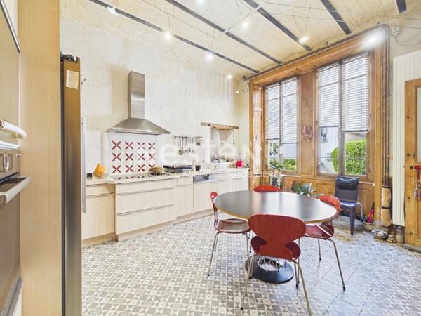A vendre à Aurillac, centre ville République, maison bourgeoise de type 6 d'environ 220 m² avec terrasses et garage.
