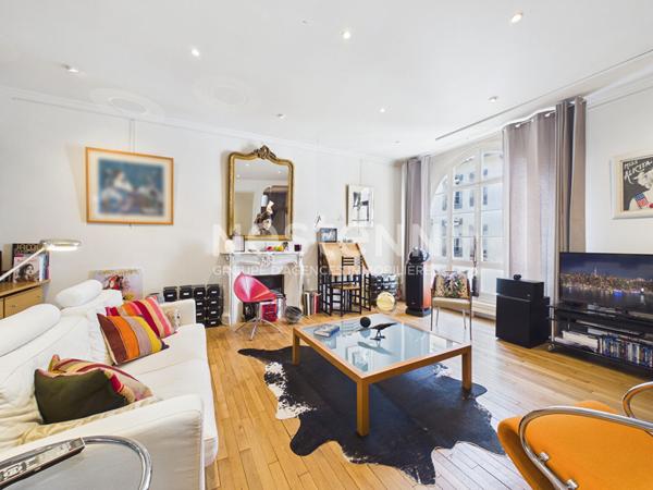 A vendre à Aurillac, centre ville République, maison bourgeoise de type 6 d'environ 220 m² avec terrasses et garage.