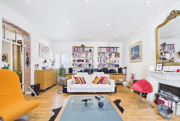 A vendre à Aurillac, centre ville République, maison bourgeoise de type 6 d'environ 220 m² avec terrasses et garage.