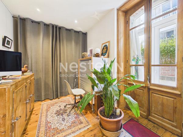 A vendre à Aurillac, centre ville République, maison bourgeoise de type 6 d'environ 220 m² avec terrasses et garage.